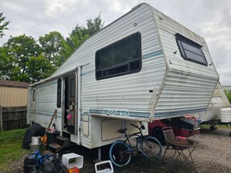 Fifth wheel RV