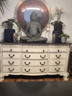 BEAUTIFUL SIDEBOARD/BUFFET
