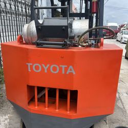 Gigantic  Forklift Toyota At Small Price