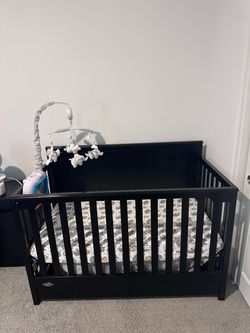 Graco crib with drawer and mattress