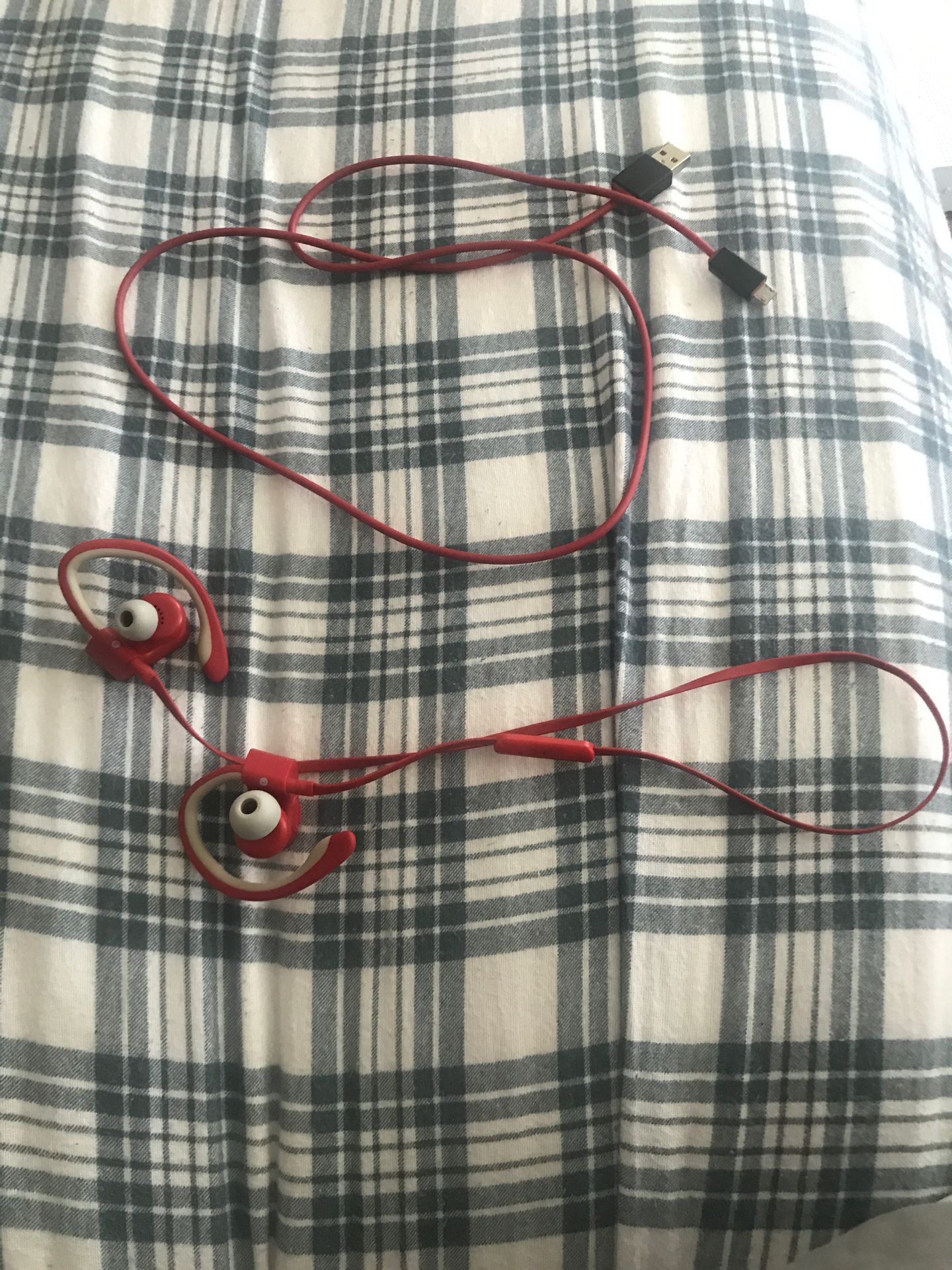 Wireless powerbeats & charger