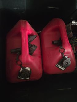 2 BRAND NEW 5 Gallon Gas Cans