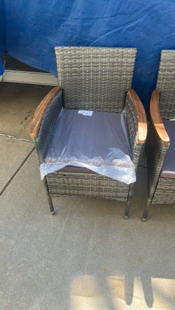 4 Brand New Chairs 2  Assemble And Two Ensemble In A Box