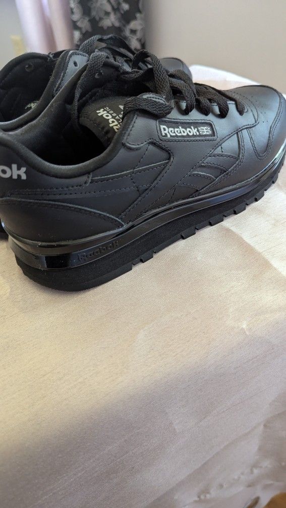 Womens  Reebok Classics  7 1/2