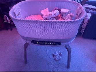 Graco Soothing Bassinet - used a few nights.