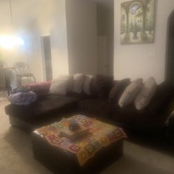 Nice sectional 3 Piece Sectional  Faux Leather. 