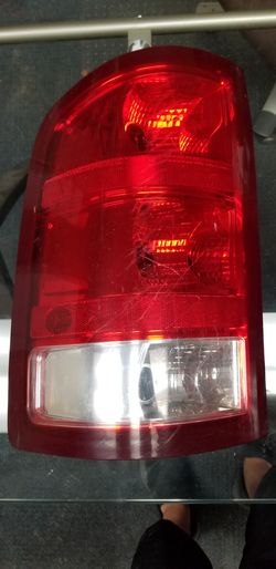 07 to 13 gmc sierra driver rear tail lamp