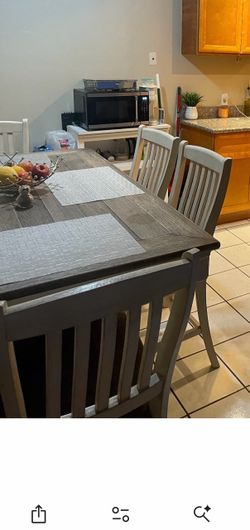 Kitchen/dining room table