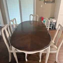 Dining table With Leaf And 5 Chairs