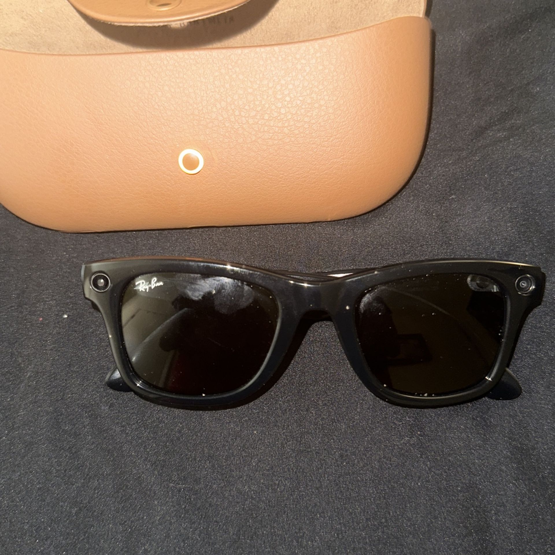 Ray Bans Meta Wayfarer  With Charging Case 