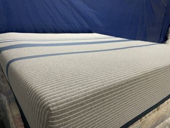 Serta Icomfort King Solid Memory Foam Mattress. Super Thick. Must Go This Week. I Can Also Deliver.