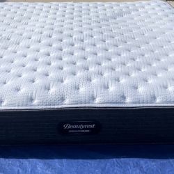 KING Beautyrest PressureSmart Mattress - Excellent Condition, Medium Feel, Handles - $140 OBO