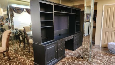 Entertainment and bookshelf .