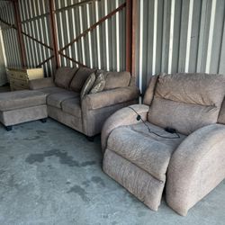 NEW ARRIVAL ‼️FULL SIZE REVERSIBLE SECTIONAL W/ SINGLE POWER RECLINER 