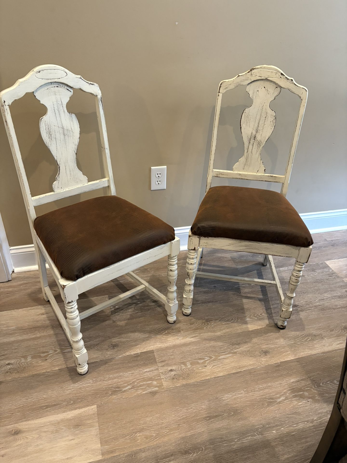 Set of 2 Beautiful Solid Wood Vintage Distressed Chairs. Great Condition