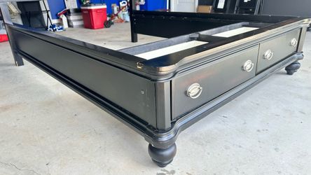 Queen bed and Dresser