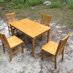 Dinning Room Table W / 4 Chairs  Middleburg 