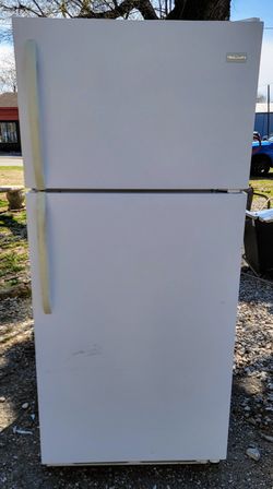 Frigidaire 16.5 Cu Ft White Refrigerator Freezer