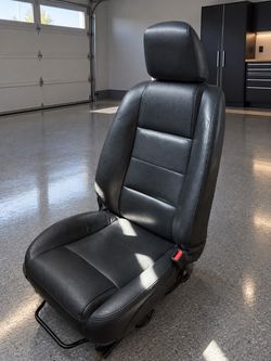 2005 Ford Mustang Passenger Seat – OEM Black Leather – Excellent Condition