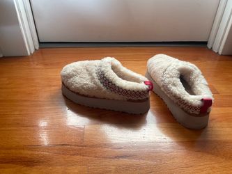 UGG SLIPPERS, WOMEN SIZE 8