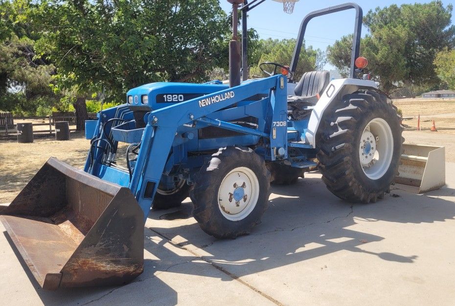 1998 New Holland Tractor 1920 (4WD) with Box Scraper