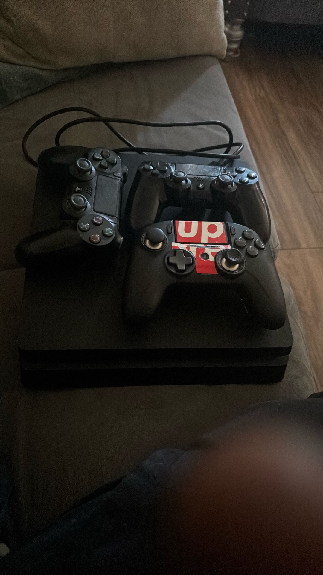 PS4 Slim + 3 Controllers