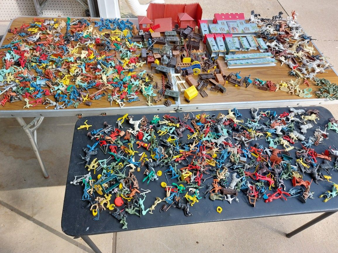 Antique 1950's-1960's Lot Of Military Midevil Toy Figures Castle Etc 