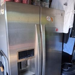 GE Refrigerator Double Doors. Has Filter And Water Connected