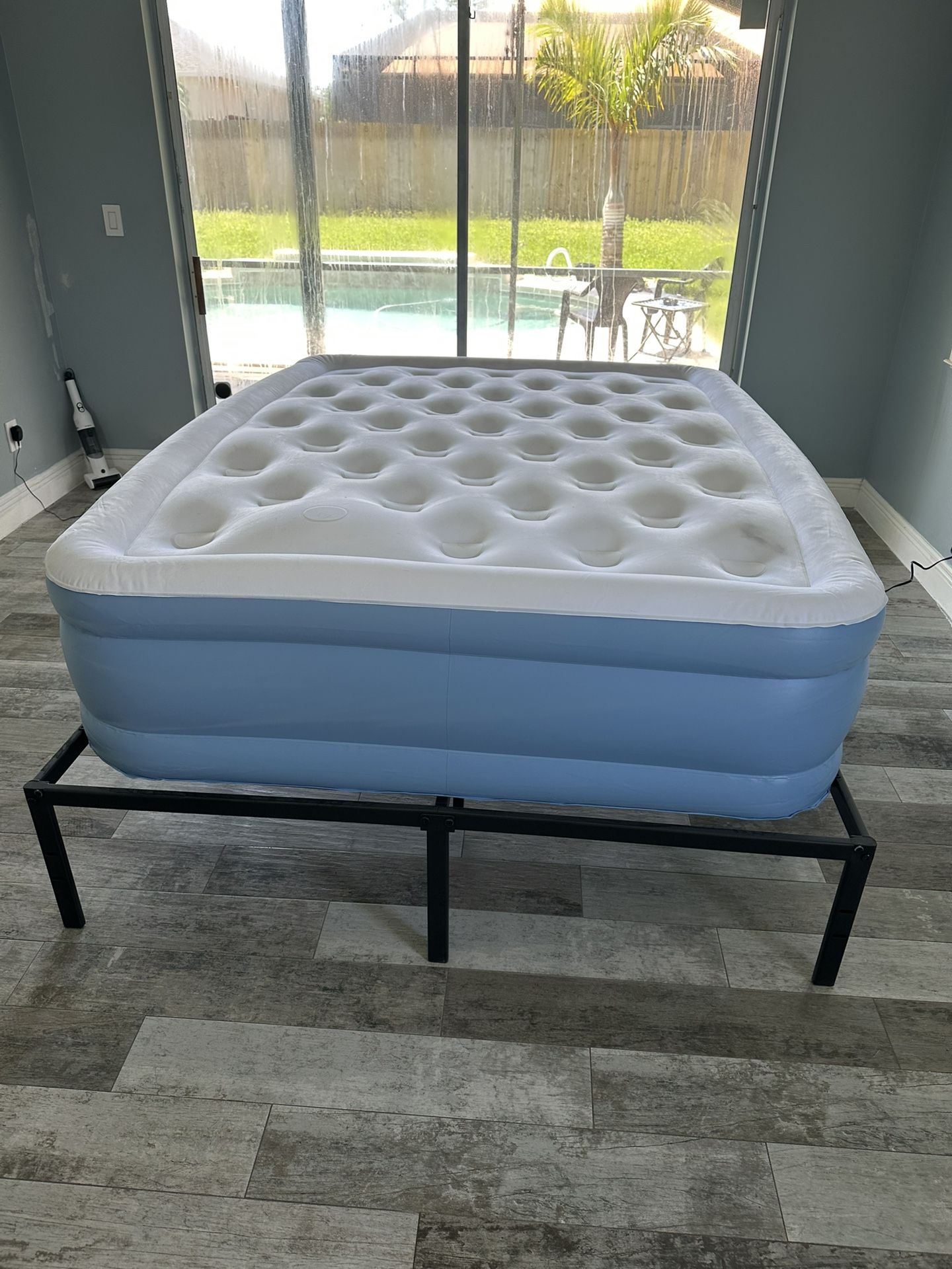 Simmons 17” Queen Air Mattress W/steel Bed Frame