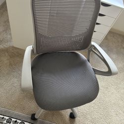 Gray Computer Chair With Wheels 