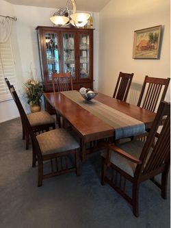 Dining Room Table and 6 Chairs