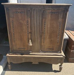 Cabinet.