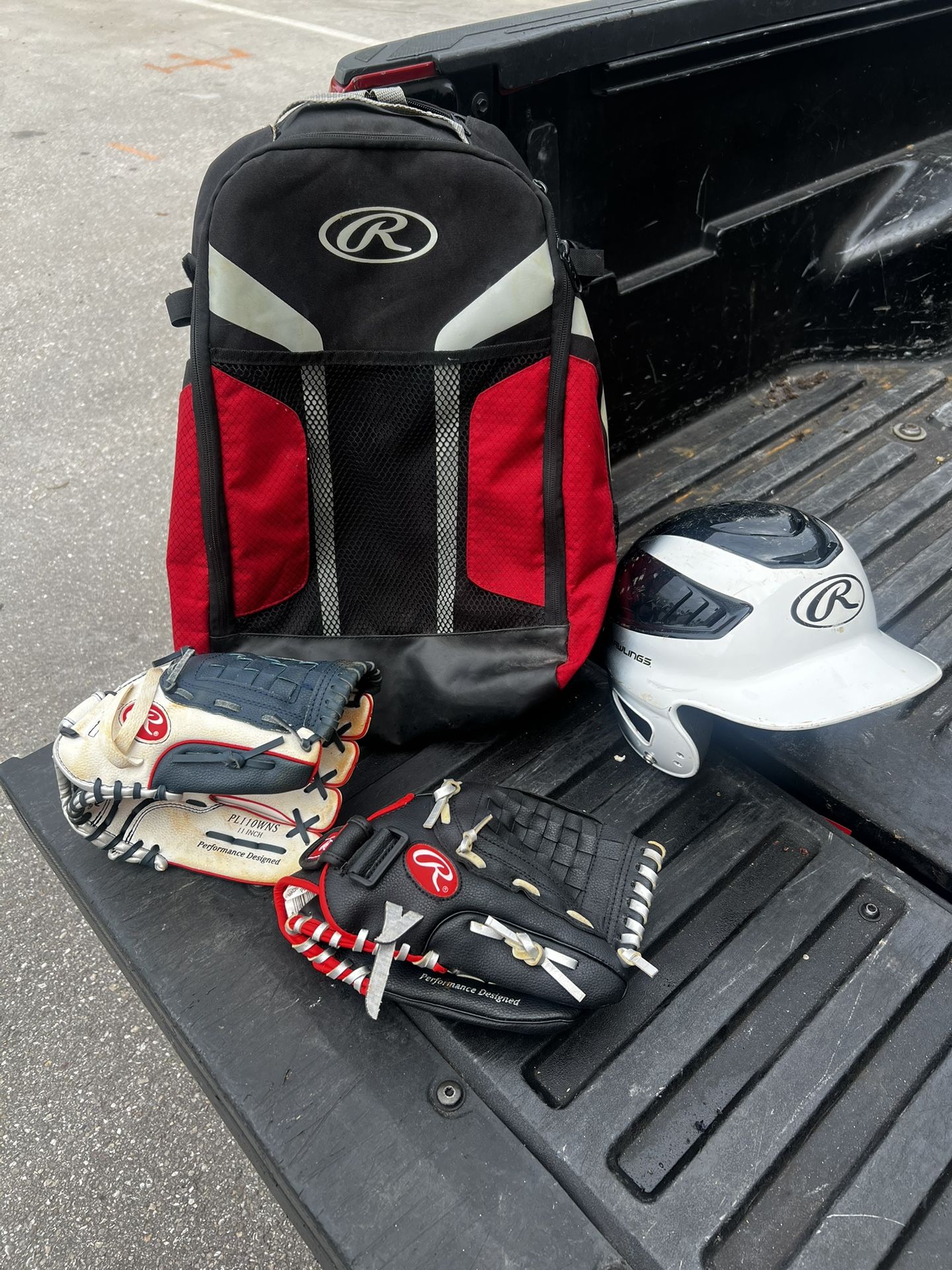 Rawlings Baseball Equipment Lot! One Bag, One Batting Helmet and Two Right Hand Throw gloves! Great condition! Helmet 6.5-7.5 White glove 11in Black G
