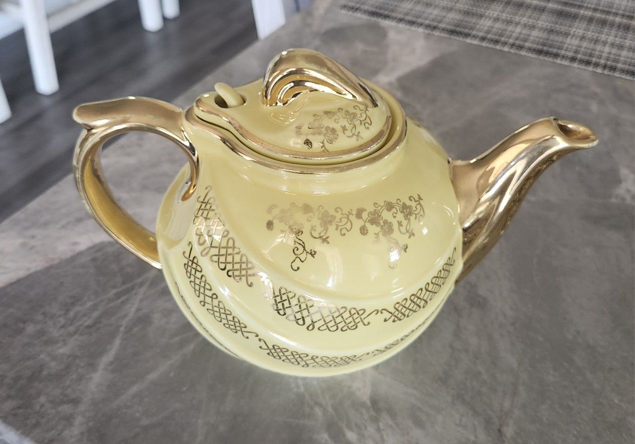 Vintage Hall China Co. Ceramic Teapot Parade 6-cup 1930s U.S.A. Tea Pot Yellow