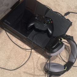 Xbox One With Controller And Headset 