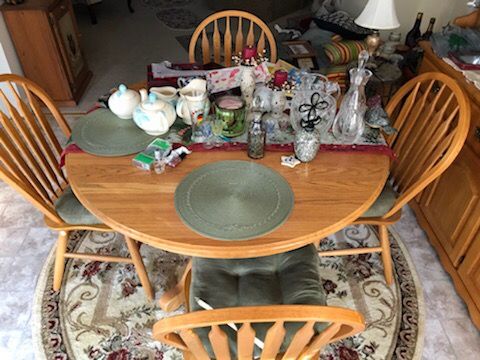Dining room table with leaf and 6 chairs