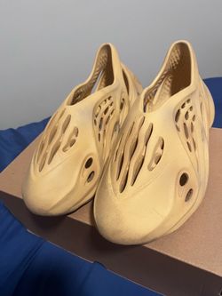 Yezzy foam runners dessert sand size 10