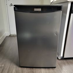 Mini Fridge (Works perfectly, stays ice cold)