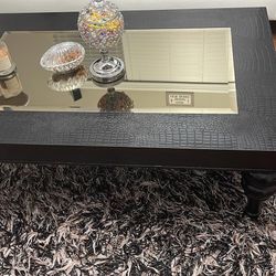 Big Size Coffee Table With The Carpet 