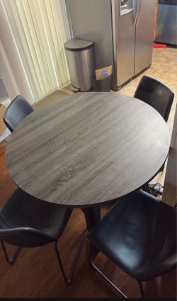 Table w/ 4 chairs