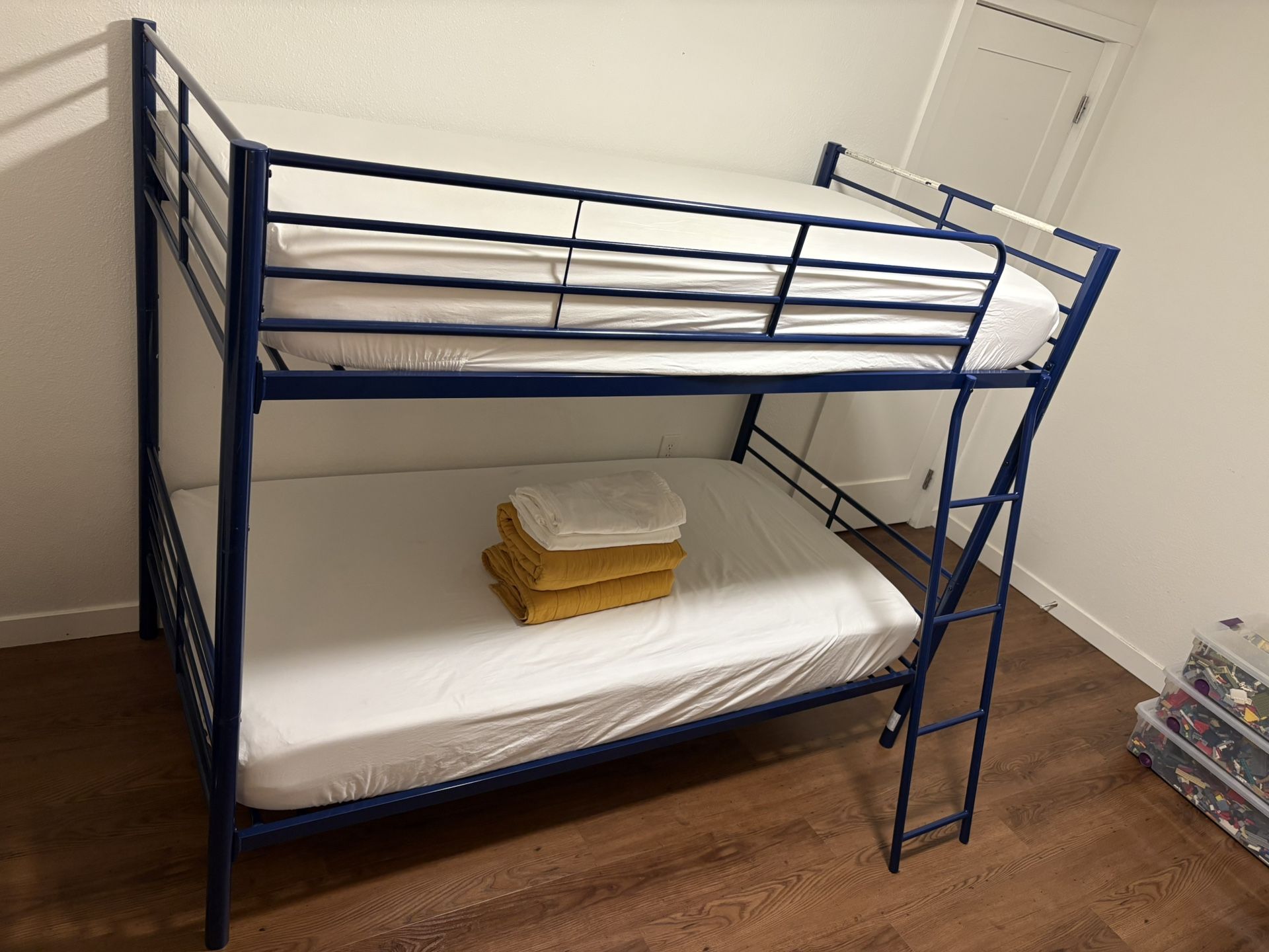 Twin Bunkbed