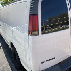 2002 chevy Express 1500 Cargo Van 4.3L CLEAR TITLE