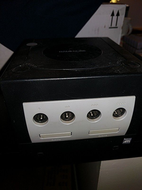 Nintendo GameCube, 4 new controllers, smash Bros meele, Mario golf, Mario party