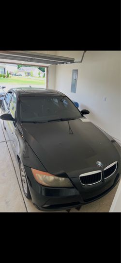 2006 Black BMW 325i sedan has tinted windows and a sunroof. This four-door car with alloy wheels is a classic 3 Series model. Exterior paint is black 
