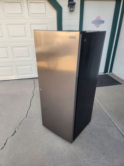 Small apartment fridge freezer yes still available no need to ask