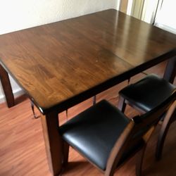 Retractable Dining Table + 4 Chairs!