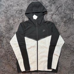 Nike tech Grey n Black full set size L