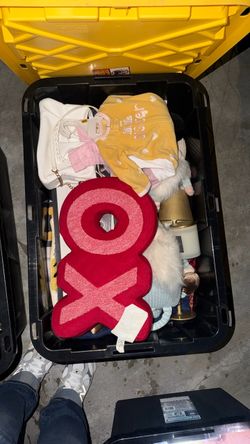 Caja llena de cosas usadas y nuevas