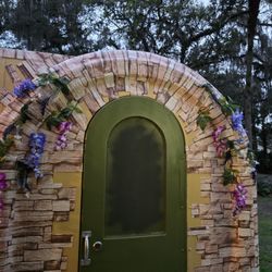 Food Truck, Decorated like A Fairy Village Hobbit House. Adorable. 