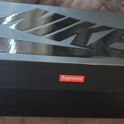 BRAND NEW AIR FORCE 1 SUPREMES SIZE 8M/9.5